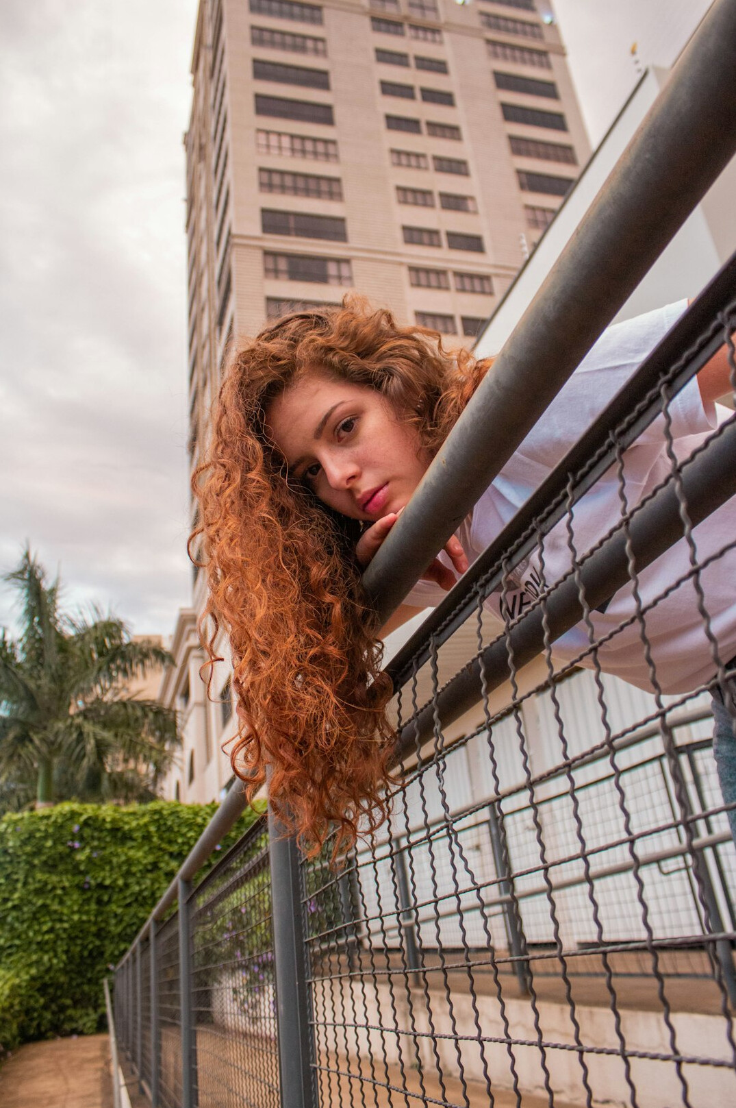 Retrato de uma jovem brasileira de cabelo ruivo