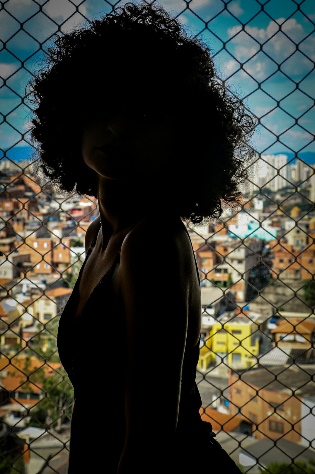 Retrato de uma mulher brasileira de cabelo cacheado