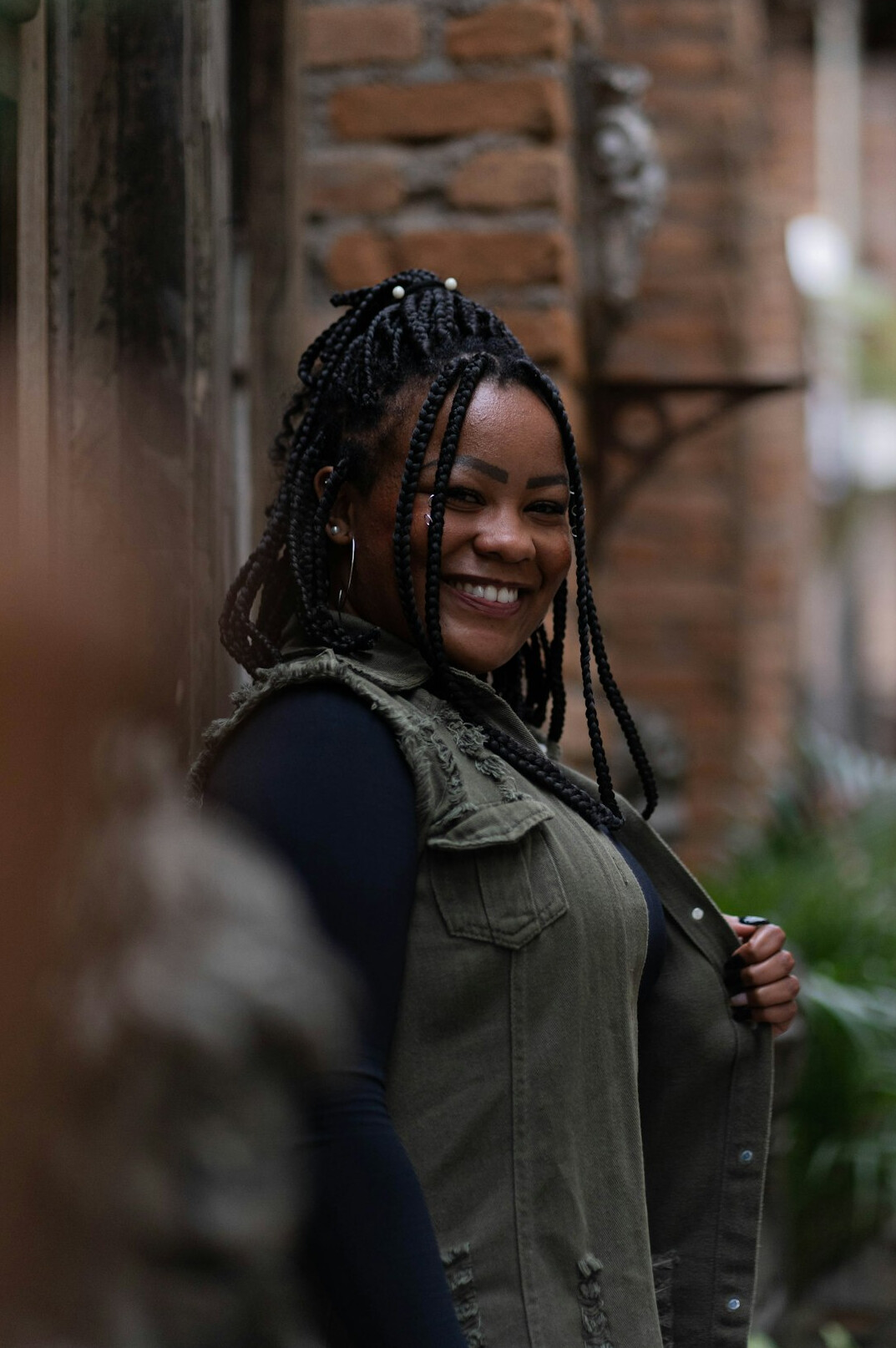 Retrato de uma mulher brasileira sorrindo