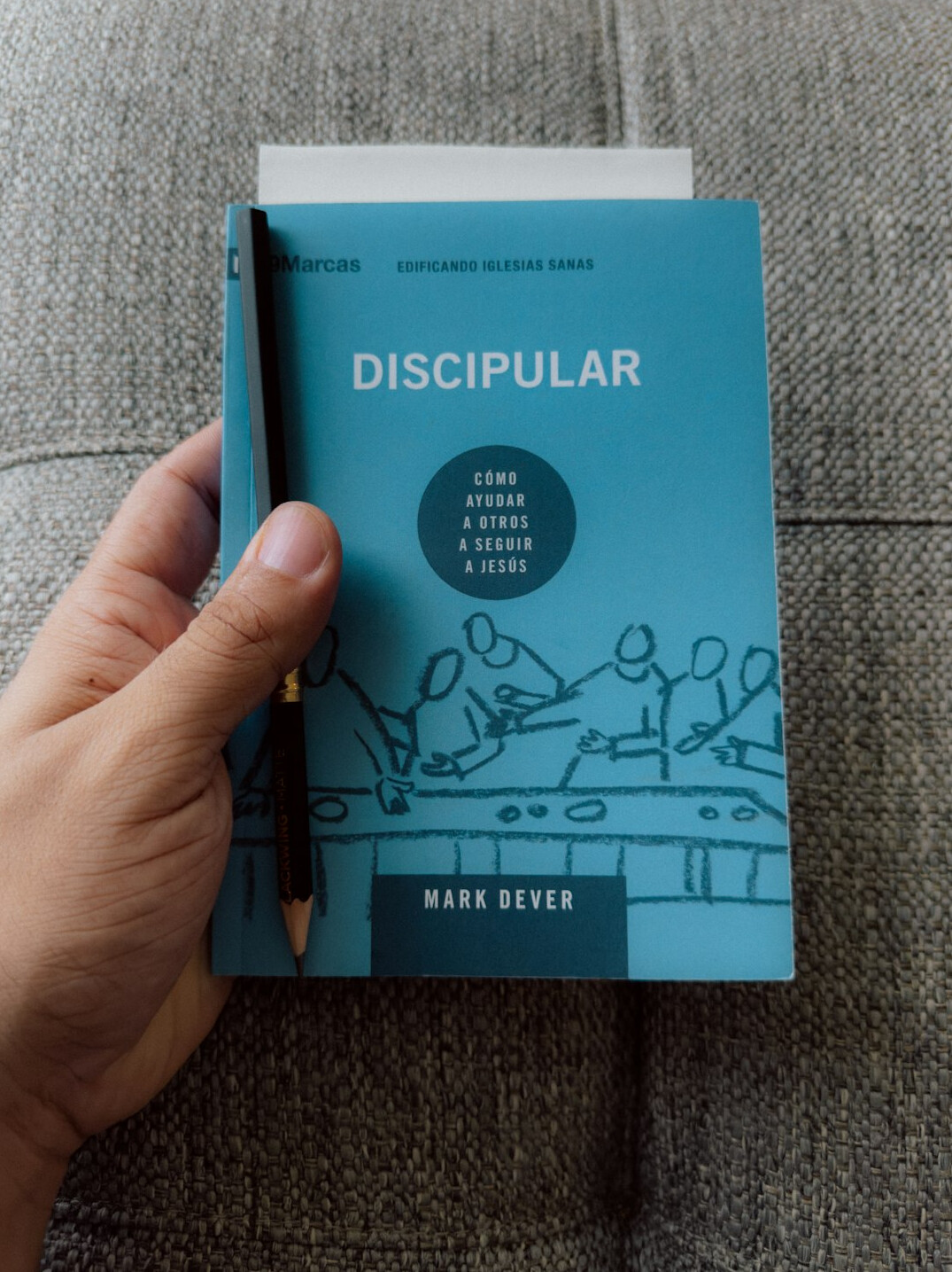 Mãos escrevendo em um diário de desenvolvimento pessoal