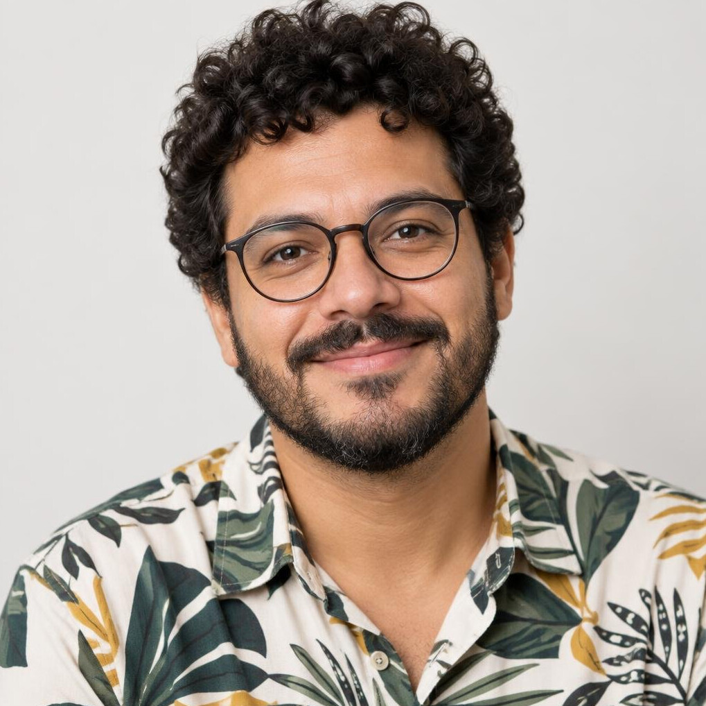 Retrato de um homem brasileiro de cabelo cacheado e óculos
